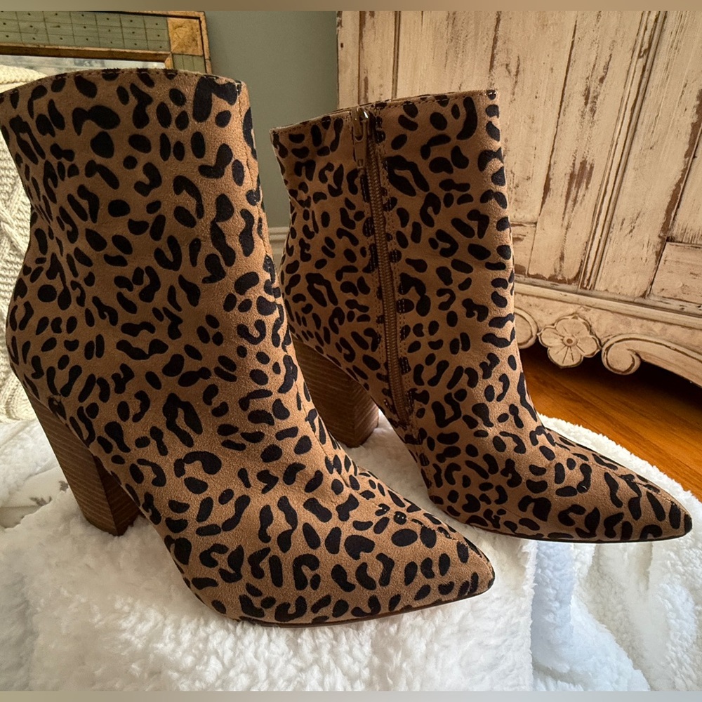 Carlos Santana Faux Leather Leopard print western cowboy boot. Size 8.5.